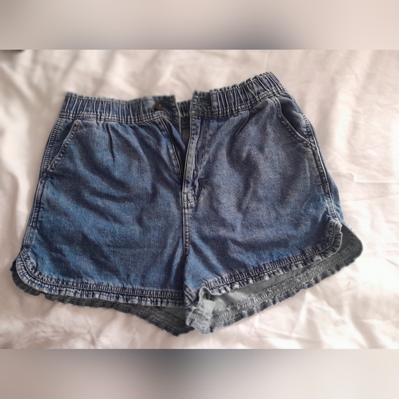 American Eagle woman jean shorts Sz 8 - Picture 1 of 4